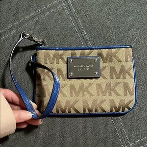 ✨michael kors wristlet
